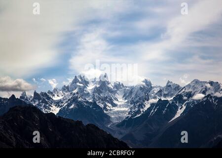 Les tours de trango et les tours sans nom sont de hautes roches dans les paysages pakistanais de skardu, hunza Karakorum de la gamme dans gilgit baltistan , Banque D'Images