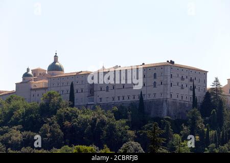 Cassino, Italie - 14 août 2020 : vue sur l'abbaye de Montecassino depuis le cimetière militaire polonais Banque D'Images