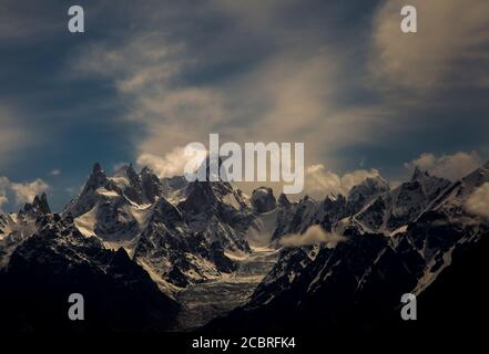 Les tours de trango et les tours sans nom sont de hautes roches dans les paysages pakistanais de skardu, hunza Karakorum de la gamme dans gilgit baltistan , Banque D'Images