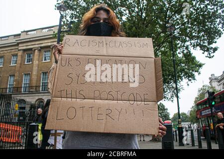 WESTMINSTER LONDON, ROYAUME-UNI - 15 AOÛT 2020. Des étudiants portant un masque facial protecteur protestent devant les gens de Downing Street en réponse à la baisse des résultats DE niveau A annoncée le 13 août, car environ 40 % des étudiants ont reçu des résultats inférieurs et ont exprimé leur déception de voir leurs résultats inférieurs à la baisse après l'annulation des examens en raison du coronavirus. Credit: amer ghazzal / Alamy Live News Banque D'Images