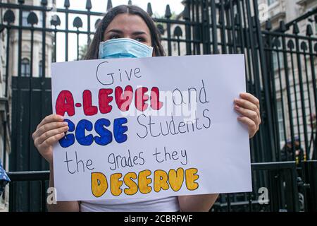 WESTMINSTER LONDON, ROYAUME-UNI - 15 AOÛT 2020. Des étudiants portant un masque facial protecteur protestent devant les gens de Downing Street en réponse à la baisse des résultats DE niveau A annoncée le 13 août, car environ 40 % des étudiants ont reçu des résultats inférieurs et ont exprimé leur déception de voir leurs résultats inférieurs à la baisse après l'annulation des examens en raison du coronavirus. Credit: amer ghazzal / Alamy Live News Banque D'Images