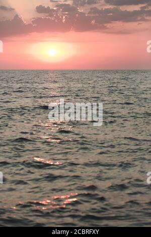Lever du soleil à Cabo Cervera à Torrevieja, province d'Alicante en Espagne. Prise verticale avec espace pour le texte. Banque D'Images