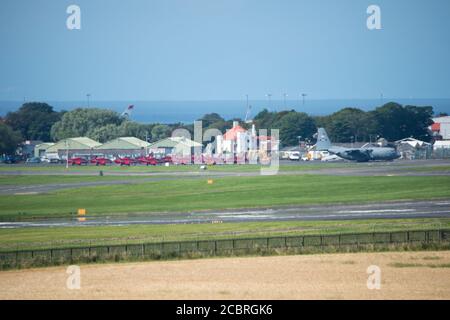 Prestwick, Écosse, Royaume-Uni. 15 août 2020. Photo : à l'occasion du 75e anniversaire du jour VJ (victoire du jour du Japon) célébrant la fin de la Seconde Guerre mondiale, l'équipe d'exposition acrobatique de la Royal Airforce (RAF) Red Arrows part de l'aéroport international de Prestwick, en route vers Belfast pour la prochaine étape de leur prochain flycast, En fin de compte se terminant à Londres plus tard ce soir pour un flipper. Crédit : Colin Fisher/Alay Live News Banque D'Images