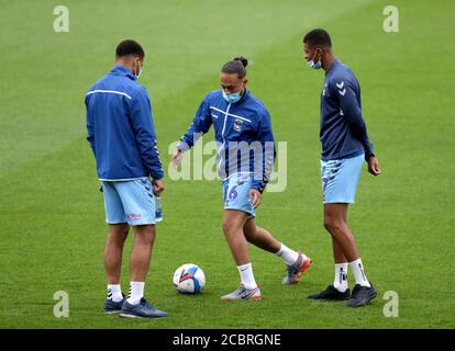 Jordan Thompson (à droite), Jodi Jones (au centre) et Max Biamou de Coventry City se réchauffent avant le match amical d'avant-saison au terrain du comté, Swindon. Banque D'Images