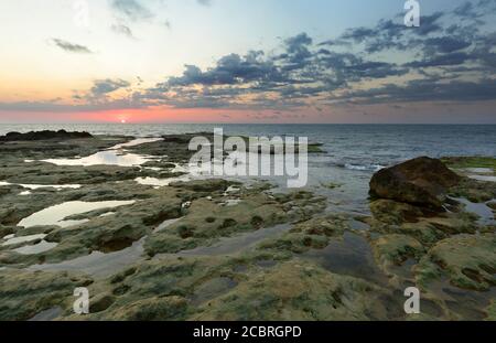 Lever du soleil à Cabo Cervera à Torrevieja, province d'Alicante en Espagne. Prise de vue horizontale avec espace pour le texte. Banque D'Images