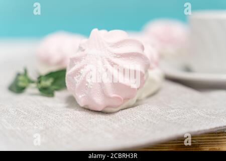 Arrière-plan de guimauves blanches et de petits guimauves sur un fond bleu vif et tendance. Bonbons. Dessert. Banque D'Images