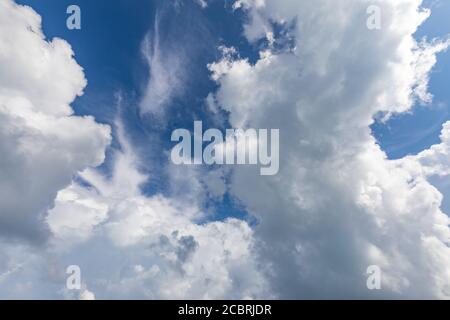 Ciel et nuages. Ciel bleu avec nuage Banque D'Images