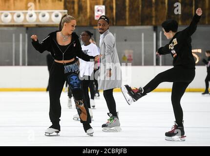 Les gens patinent au Streatham Ice and Leisure Centre de Streatham, dans le sud de Londres, alors que les mesures de confinement du coronavirus continuent d'être assouplies en Angleterre. Banque D'Images