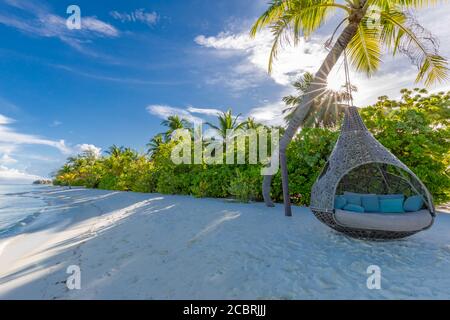 Fond tropical de plage comme paysage d'été avec balançoire de plage ou hamac et sable blanc et mer calme pour la bannière de plage. Des vacances parfaites sur la plage Banque D'Images