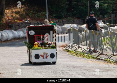 Freital, Allemagne. 15 août 2020. 11e Championnat allemand de course de Soapbox. Stefan Lein, nom de la boîte de savon: Einsiedler Märchenwald, Chemnitz (Saxe), Allemagne. Un bon 80 pilotes prennent part à la course dans les caisses de savon roulantes. Credit: Daniel Schäfer/dpa-Zentralbild/dpa/Alay Live News Banque D'Images