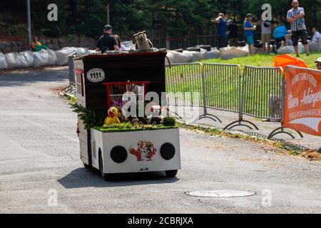 Freital, Allemagne. 15 août 2020. 11e Championnat allemand de course de Soapbox. Stefan Lein, nom de la boîte de savon: Einsiedler Märchenwald, Chemnitz (Saxe), Allemagne. Un bon 80 pilotes prennent part à la course dans les caisses de savon roulantes. Credit: Daniel Schäfer/dpa-Zentralbild/dpa/Alay Live News Banque D'Images