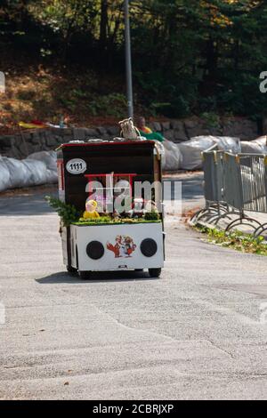 Freital, Allemagne. 15 août 2020. 11e Championnat allemand de course de Soapbox. Stefan Lein, nom de la boîte de savon: Einsiedler Märchenwald, Chemnitz (Saxe), Allemagne. Un bon 80 pilotes prennent part à la course dans les caisses de savon roulantes. Credit: Daniel Schäfer/dpa-Zentralbild/dpa/Alay Live News Banque D'Images