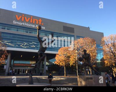 Vivint Smart Home Arena. L'équipe de basket-ball de la NBA Utah Jazz joue à des matchs à domicile dans cette arène. Légendes des clubs : statues Karl Malone et John Stockton. Banque D'Images