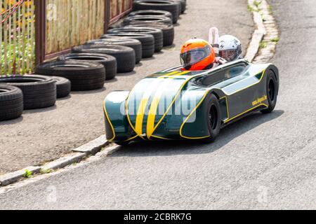 Freital, Allemagne. 15 août 2020. 11e Championnat allemand de course de Soapbox à Freital, Saxe. David Tack, soapbox nom: Pas de nom, as, Belgique. Un bon 80 pilotes prennent part à la course dans les caisses de savon roulantes. Credit: Daniel Schäfer/dpa-Zentralbild/dpa/Alay Live News Banque D'Images