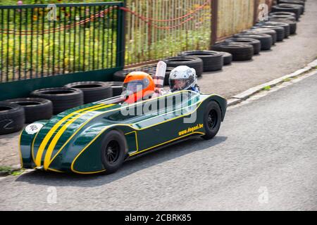 Freital, Allemagne. 15 août 2020. 11e Championnat allemand de course de Soapbox à Freital, Saxe. David Tack, soapbox nom: Pas de nom, as, Belgique. Un bon 80 pilotes prennent part à la course dans les caisses de savon roulantes. Credit: Daniel Schäfer/dpa-Zentralbild/dpa/Alay Live News Banque D'Images