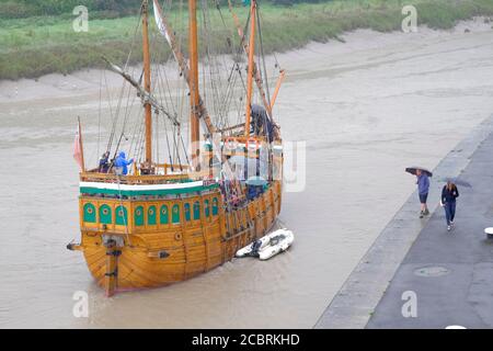 Bristol, le 15 août 2020. Lors d'une journée de pluie terne à Bristol le Matthew, une réplique d'un voilier du XVe siècle quitte le port pour une croisière le long de la rivière Avon à travers les gorges de l'Avon. Les excursions sont populaires à la fois auprès des habitants et des visiteurs, qui sont habillés pour une journée d'été typiquement britannique. Le Matthew est un petit bateau, mais le voyage est toujours conforme à Covid-19. Crédit : JMF News/Alay Live News Banque D'Images