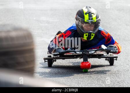 Freital, Allemagne. 15 août 2020. 11e Championnat allemand de course de Soapbox à Freital, Saxe. Sascha Kitsch, Skeleton, Münsingen (Bade-Wurtemberg), Allemagne. Un bon 80 coureurs participent à la course dans les caisses de savon roulantes. Credit: Daniel Schäfer/dpa-Zentralbild/dpa/Alay Live News Banque D'Images