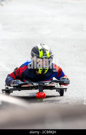 Freital, Allemagne. 15 août 2020. 11e Championnat allemand de course de Soapbox à Freital, Saxe. Sascha Kitsch, Skeleton, Münsingen (Bade-Wurtemberg), Allemagne. Un bon 80 coureurs participent à la course dans les caisses de savon roulantes. Credit: Daniel Schäfer/dpa-Zentralbild/dpa/Alay Live News Banque D'Images