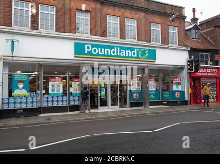 Les amateurs de shopping à l'extérieur de Poundland à Sevenoaks Kent Banque D'Images