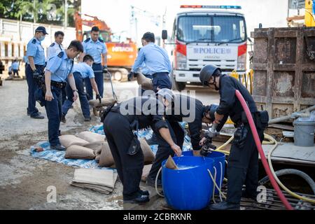 Hong Kong. 15 août 2020. Des policiers travaillent sur un chantier où une bombe a été découverte à Hong Kong, dans le sud de la Chine, le 29 février 2020. POUR ALLER AVEC 'Spotlight: Rencontrez les héros qui désamorquent les bombes de la Seconde Guerre mondiale à Hong Kong' Credit: Xinhua/Alay Live News Banque D'Images