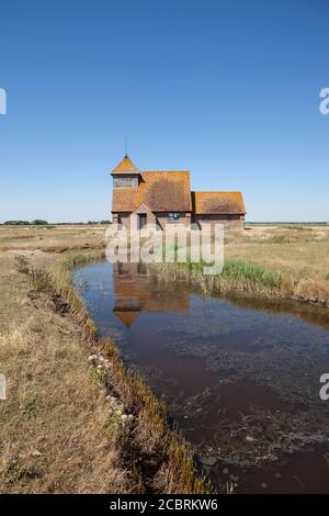 Église Saint-Thomas-à-Becket à Fairfield, dans le Kent, par une journée ensoleillée. Banque D'Images