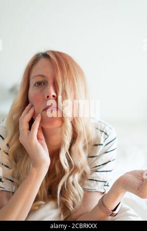 Portraits de femmes blondes à la maison Banque D'Images