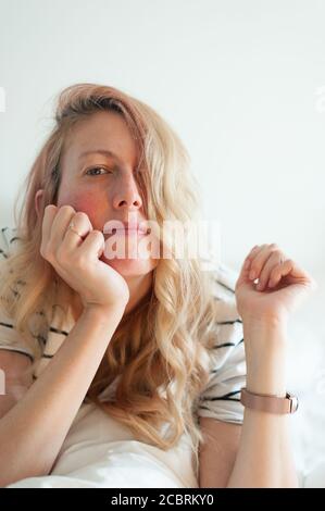 Portraits de femmes blondes à la maison Banque D'Images