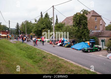 Freital, Allemagne. 15 août 2020. 11e Championnat allemand de course de Soapbox à Freital, Saxe. Enclos. Un bon 80 pilotes prennent part à la course dans les caisses de savon roulantes. Credit: Daniel Schäfer/dpa-Zentralbild/dpa/Alay Live News Banque D'Images