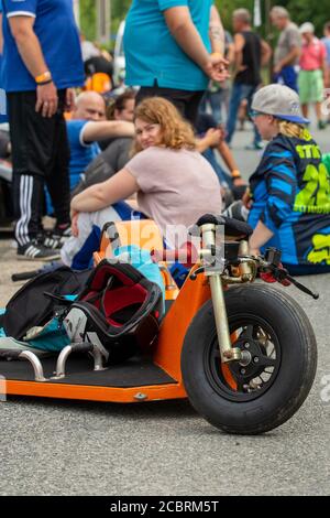 Freital, Allemagne. 15 août 2020. 11e Championnat allemand de course de Soapbox à Freital, Saxe. Les conducteurs sont assis sur le sol dans le paddock. Un bon 80 pilotes prennent part à la course dans les caisses de savon roulantes. Credit: Daniel Schäfer/dpa-Zentralbild/dpa/Alay Live News Banque D'Images