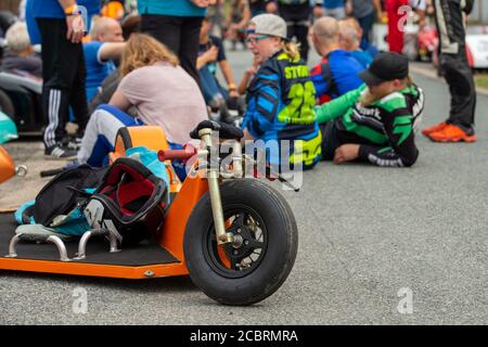 Freital, Allemagne. 15 août 2020. 11e Championnat allemand de course de Soapbox à Freital, Saxe. Les conducteurs sont assis sur le sol dans le paddock. Un bon 80 pilotes prennent part à la course dans les caisses de savon roulantes. Credit: Daniel Schäfer/dpa-Zentralbild/dpa/Alay Live News Banque D'Images