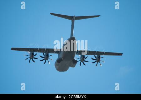 Prestwick, Écosse, Royaume-Uni. 15 août 2020. Photo : le 75e anniversaire du jour VJ (victoire au Japon) Célébrant la fin de la Seconde Guerre mondiale, un Airbus A400B de la RAF Brize Norton est vu sur une épreuve d'entraînement à l'aéroport de Prestwick et dans la région environnante, effectuant diverses manœuvres, du toucher et du gos au vol dans les modèles et en faisant des descentes abruptes en finale pour atterrissage. Crédit : Colin Fisher/Alay Live News Banque D'Images