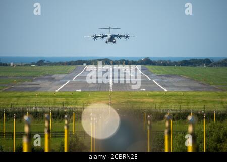 Prestwick, Écosse, Royaume-Uni. 15 août 2020. Photo : le 75e anniversaire du jour VJ (victoire au Japon) Célébrant la fin de la Seconde Guerre mondiale, un Airbus A400B de la RAF Brize Norton est vu sur une épreuve d'entraînement à l'aéroport de Prestwick et dans la région environnante, effectuant diverses manœuvres, du toucher et du gos au vol dans les modèles et en faisant des descentes abruptes en finale pour atterrissage. Crédit : Colin Fisher/Alay Live News Banque D'Images