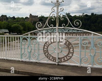 Panneau du pont de Old Wye Road Chepstow Montogshire South Wales Royaume-Uni pont en fonte construit en 1816 vue sur le château de Chepstow, Banque D'Images