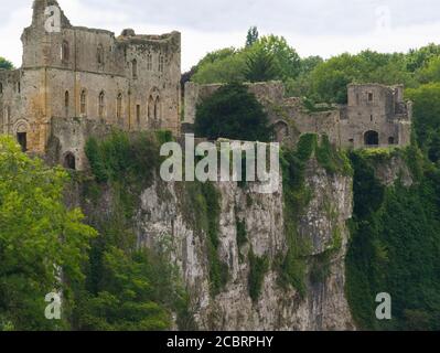 Ruines du château de Chepstow sur les falaises au-dessus de la rivière Wye Chepstow Monmoudshire Sud-pays de Galles du Royaume-Uni la plus ancienne fortification de pierre post-romaine Grande-Bretagne Banque D'Images