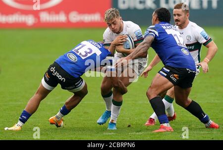 Jonathan Joseph de Bath s'attaque à Oliver Hassell-Collins de Londres Irish lors du match Gallagher Premiership au terrain de loisirs de Bath. Banque D'Images