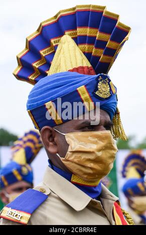 Guwahati, Assam, Inde. 15 août 2020. Le personnel de la Force de police de la Réserve centrale (FCPP) portant un masque participe au défilé pour les célébrations du 74e jour de l'indépendance, dans le cadre de la pandémie COVID-19 en cours, à Guwahati. Crédit : David Talukdar/ZUMA Wire/Alay Live News Banque D'Images