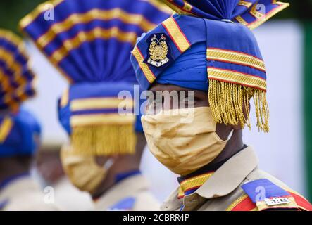 Guwahati, Assam, Inde. 15 août 2020. Le personnel de la Force de police de la Réserve centrale (FCPP) portant un masque participe au défilé pour les célébrations du 74e jour de l'indépendance, dans le cadre de la pandémie COVID-19 en cours, à Guwahati. Crédit : David Talukdar/ZUMA Wire/Alay Live News Banque D'Images