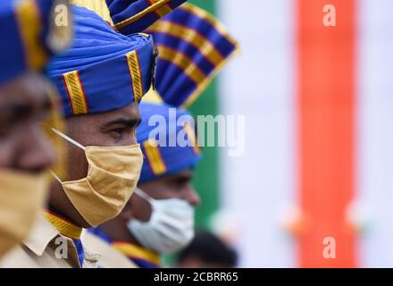 Guwahati, Assam, Inde. 15 août 2020. Le personnel de la Force de police de la Réserve centrale (FCPP) portant un masque participe au défilé pour les célébrations du 74e jour de l'indépendance, dans le cadre de la pandémie COVID-19 en cours, à Guwahati. Crédit : David Talukdar/ZUMA Wire/Alay Live News Banque D'Images