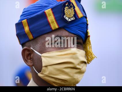 Guwahati, Assam, Inde. 15 août 2020. Le personnel de la Force de police de la Réserve centrale (FCPP) portant un masque participe au défilé pour les célébrations du 74e jour de l'indépendance, dans le cadre de la pandémie COVID-19 en cours, à Guwahati. Crédit : David Talukdar/ZUMA Wire/Alay Live News Banque D'Images