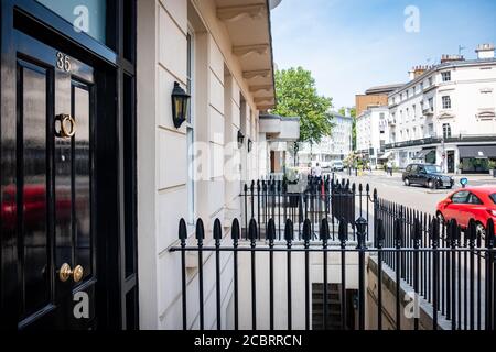 Londres - porte d'entrée et rue sur Knightsbridge / Belgravia zone Du sud-ouest de Londres Banque D'Images