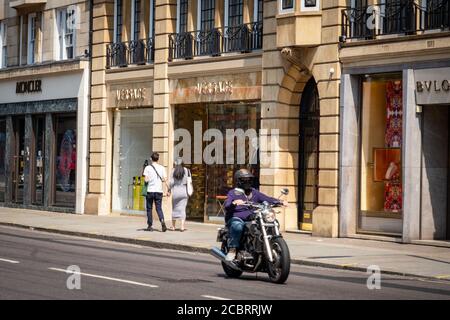 Londres - août 2020 : Sloane Street à Knightsbridge, une rue haut de gamme célèbre pour ses boutiques de luxe haut de gamme et ses marques de mode Banque D'Images