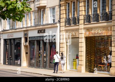 Londres - août 2020 : Sloane Street à Knightsbridge, une rue haut de gamme célèbre pour ses boutiques de luxe haut de gamme et ses marques de mode Banque D'Images