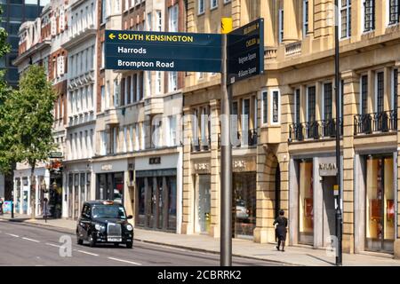 Londres - août 2020 : Sloane Street à Knightsbridge, une rue haut de gamme célèbre pour ses boutiques de luxe haut de gamme et ses marques de mode Banque D'Images