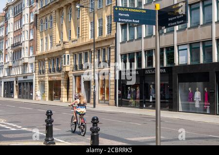 Londres - août 2020 : Sloane Street à Knightsbridge, une rue haut de gamme célèbre pour ses boutiques de luxe haut de gamme et ses marques de mode Banque D'Images