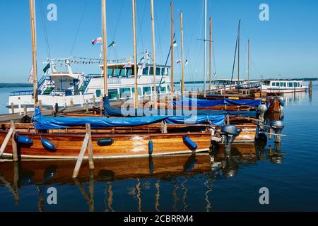 Steinhude, Allemagne, 29 mai 2020 : voiliers non-trugés et un bateau d'excursion attendant dans le port Banque D'Images