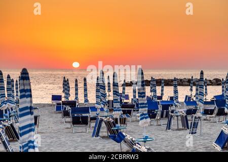 Vue sur le coucher du soleil sur la station balnéaire de l'île d'Ischia Banque D'Images