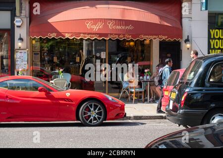 Londres- août 2020: Scène de rue sur Kings Road Chelsea, une zone haut de gamme du sud-ouest de Londres Banque D'Images