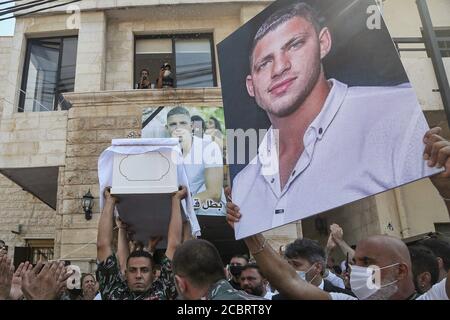 Beyrouth, Liban. 15 août 2020. Les membres de la famille et les amis du feu Ralph Mlahi, qui a été tué lors de l'explosion massive du port de Beyrouth, portent son cercueil pendant les funérailles. Dans l'après-midi du 04 août 2020, deux explosions se sont produites dans le port de la ville de Beyrouth, tuant au moins 171 personnes, en blessant au moins 6000 et en ayant déplacé quelque 250,000 à 300,000. Credit: Marwan Naamani/dpa/Alamy Live News Banque D'Images