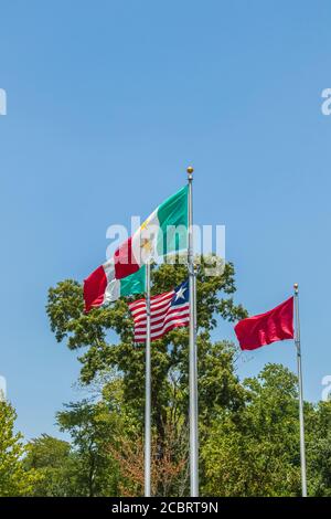 Drapeaux de la Révolution du Texas contre le Mexique au monument Lone Star et au parc historique Flag à Conroe, comté de Montgomery, Texas. Banque D'Images