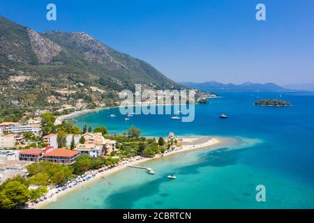 Surplombant la plage de Nidri et la côte environnante, Lefkada, Iles Ioniennes, Grèce Banque D'Images